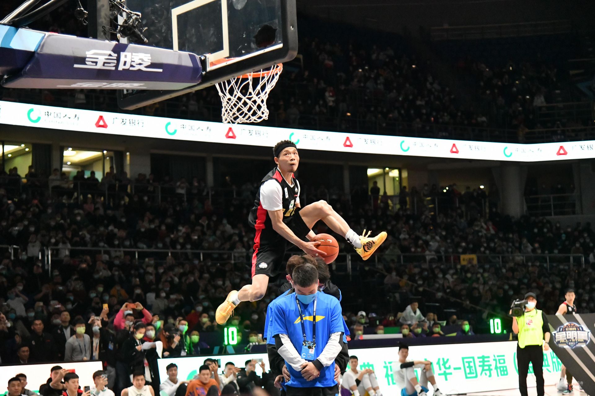 代表三支不同球队连续5场欧冠进球，哈兰德是历史第一人（哈兰德成史上首位先后为三队连续5场欧冠破门的球员）