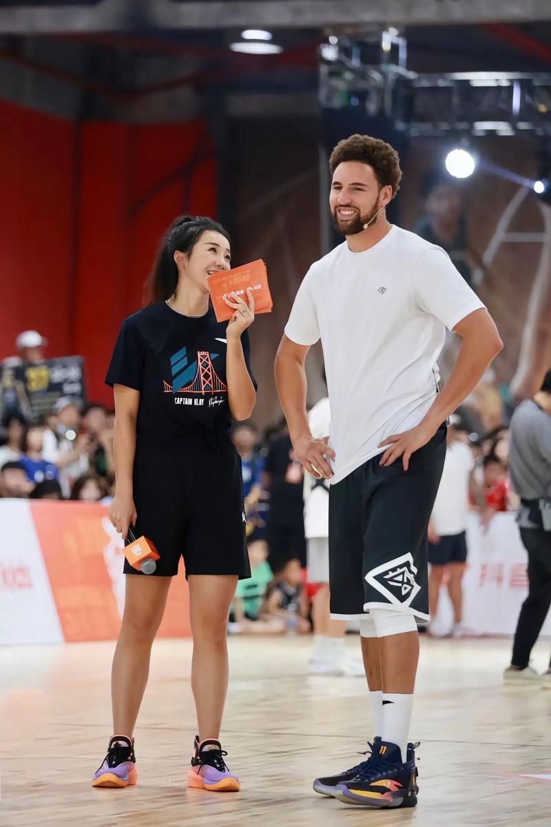 助教：齐达内执教时常让球员要微笑和享受，他特别懂球员想法（助教：齐达内执教时总提醒球员微笑享受，他深懂球员心思）