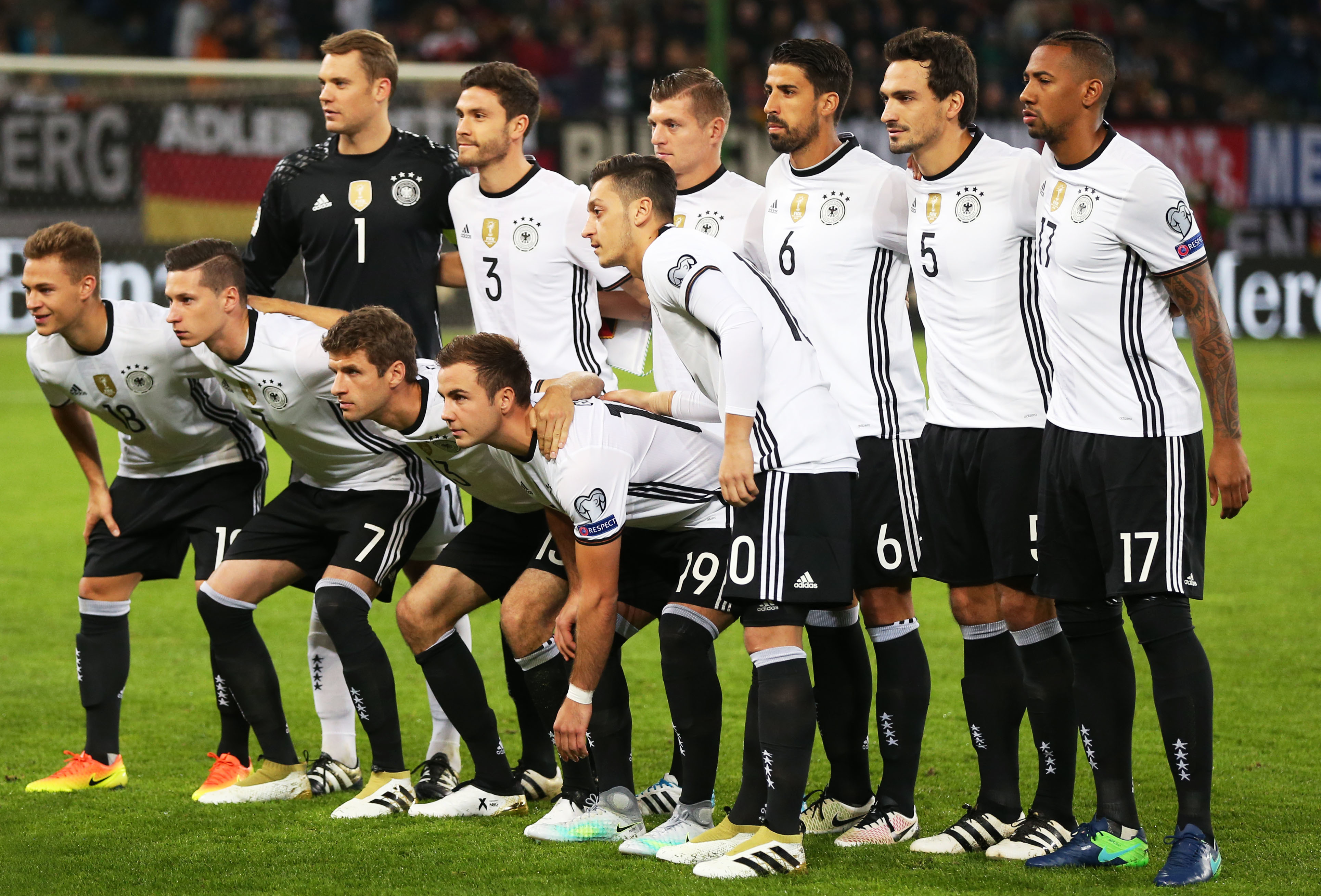 每体：巴萨有意左后卫索萨，想用桑托斯欠的290万欧锁定交易（每体：巴萨看中左后卫索萨，计划以桑托斯所欠290万欧作为筹码敲定转会）