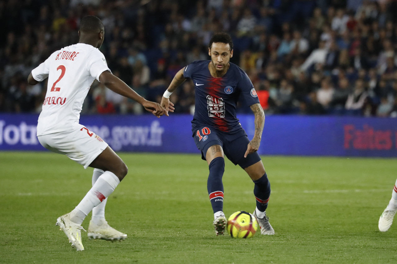 网友热议：法国战挪威，萨利巴又要遇见哈兰德了（热议不断：法国迎战挪威，萨利巴将再度对位哈兰德）