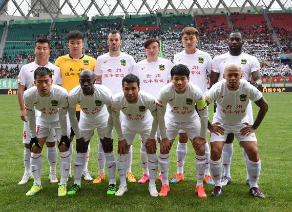 看着都疼！加纳国脚脚踝90度翻转，被日本击败，下轮战玻利维亚（加纳国脚脚踝近90度扭曲令人揪心，球队不敌日本，下一轮迎战玻利维亚）