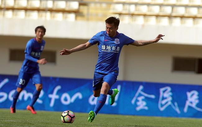 欧冠：巴黎客场2-1逆转曼联（欧冠赛场，巴黎客场2比1翻盘曼联）