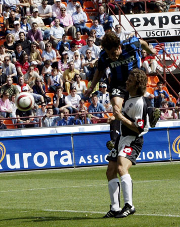 本赛季俱乐部双人组进球榜：凯恩+迪亚斯37球高居第一（俱乐部本季双人进球榜：凯恩与迪亚斯以37球领跑）