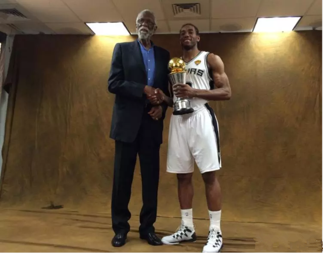 米兰本赛季表现强劲，阵容稳定，今夜对阵萨索洛关键，需全力争胜。（米兰本季状态火热、阵容稳定，今夜对萨索洛一战至关重要，唯有全力争胜）