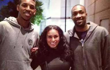 川超自贡队提前出线，奥运冠军高敏献花，全队坐摩托车巡游（自贡队在川超提前出线，奥运冠军高敏献花，全队骑摩托巡游）