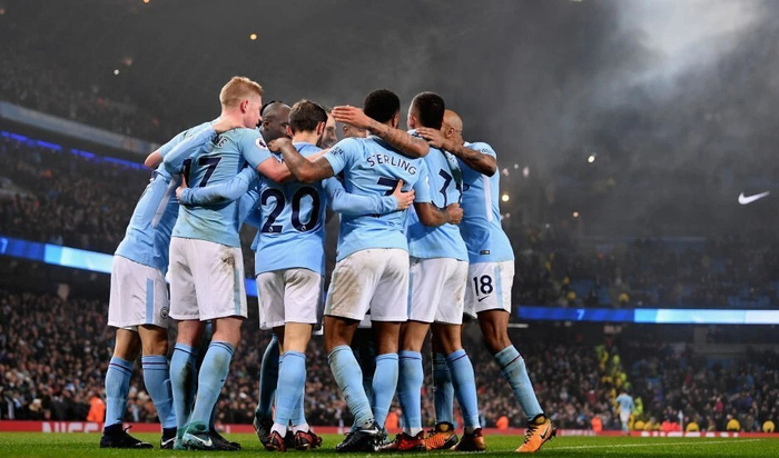 大乌龙！勇士队记：库里是左腿遭遇股四头肌挫伤，而不是右腿（闹乌龙！勇士记者更正：库里伤在左腿股四头肌，非右腿）