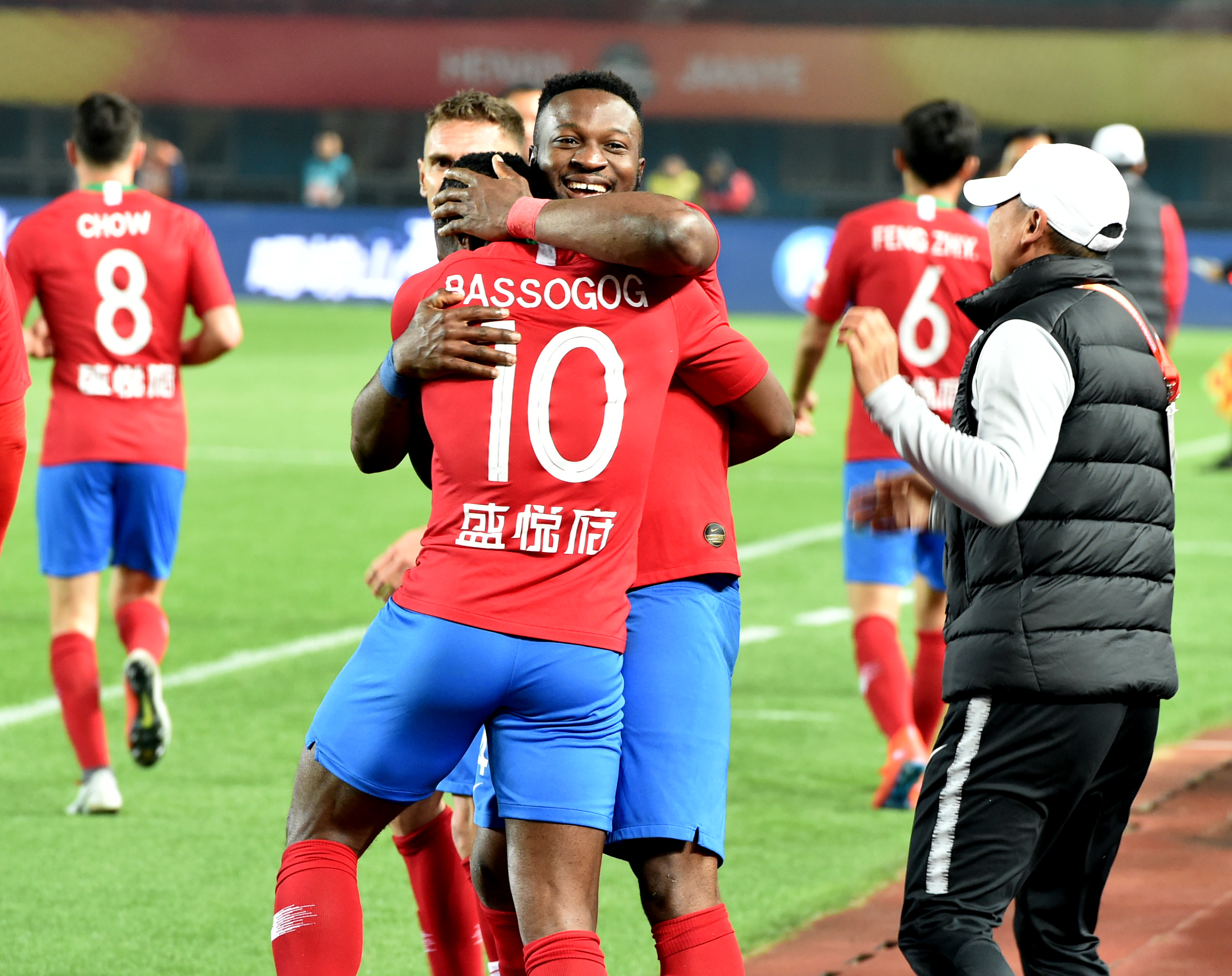 辽宁铁人祝贺重庆铜梁龙冲超：敢打敢拼，晋级中超实至名归（辽宁铁人致贺重庆铜梁龙升入中超：敢打硬仗，当之无愧）